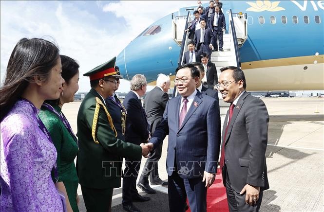 Председатель Нацсобрания Вьетнама Выонг Динь Хюэ начал официальный визит в Великобританию - ảnh 1