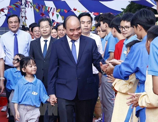 В День открытых дверей президент Нгуен Суан Фук навестил школьников, пострадавших от COVID-19  - ảnh 1