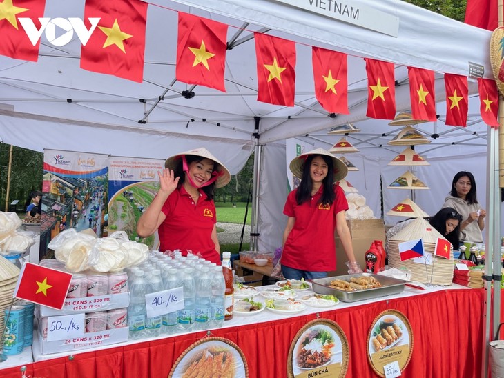 Вьетнамская продукция привлекает большое внимание участников культурного фестиваля в Праге  - ảnh 1