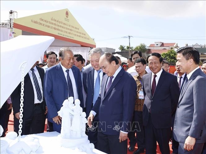 Президент Нгуен Суан Фук принял участие в церемонии закладки фундамента Мемориального комплекса «Соотечественники и солдаты переезжают с Юга на Север» - ảnh 1