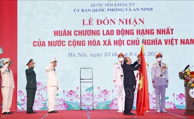 Президент Вьетнама и председатель Нацсобрания приняли участие в церемонии празднования 30-летия со дня содания парламентского комитета по национальной обороне и безопасности   - ảnh 1