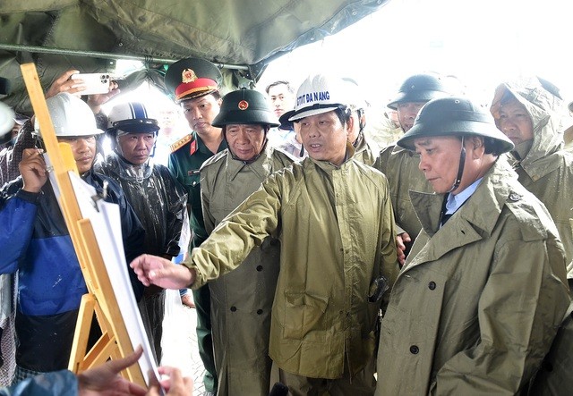 Президент Вьетнама проверил работу по ликвидации последствий от тайфуна Сонка и наводнений в городе Дананг - ảnh 1
