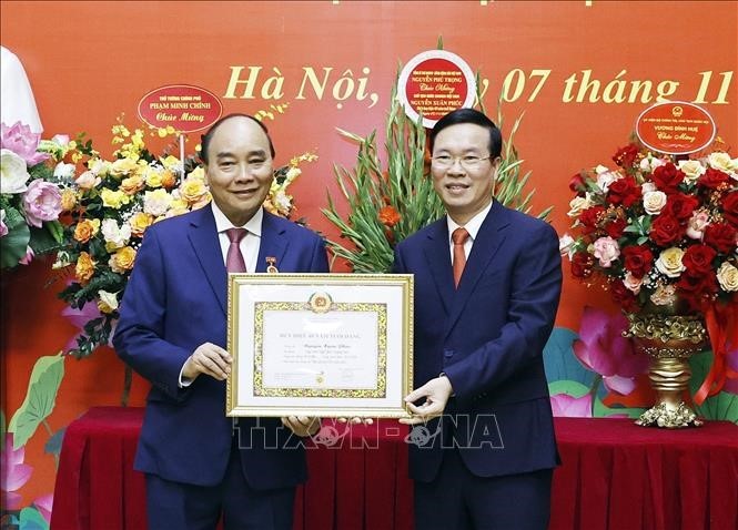 Президенту Нгуен Суан Фуку вручен нагрудный знак “40 лет в партии» - ảnh 1