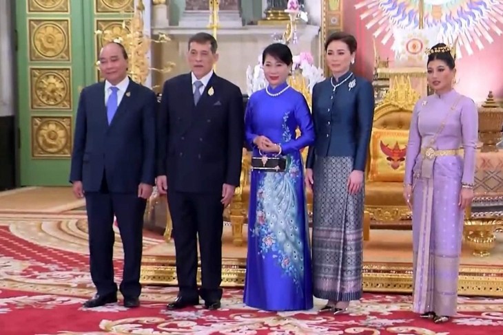 Президент Нгуен Суан Фук с супругой нанёс визит вежливости королю и королеве Таиланда  - ảnh 1