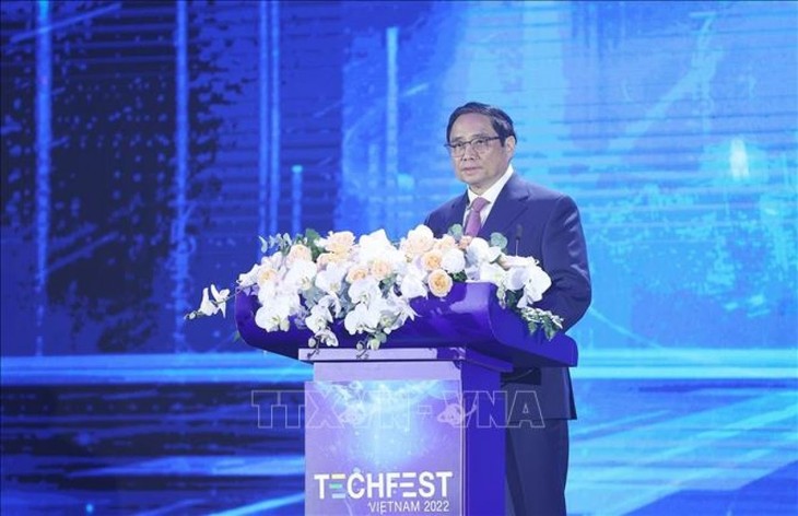 Премьер-министр Фам Минь Тинь принял участие в программе «Впечатляющие моменты Techfest – 2022» - ảnh 1