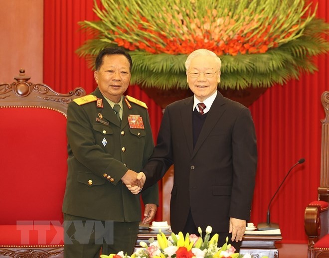 Генсек ЦК КПВ Нгуен Фу Чонг принял министра обороны Лаоса, генерала армии Чансамон Чанилата - ảnh 1