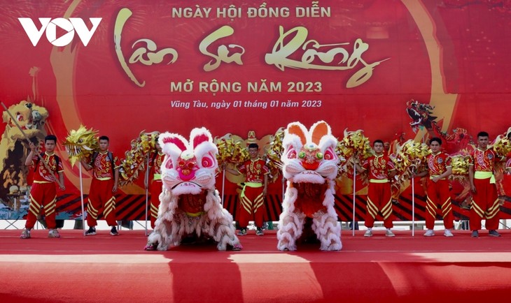 54 танцевальные группы, исполнившие танец «Взлетающий дракон», установили рекорд Вьетнама  - ảnh 1