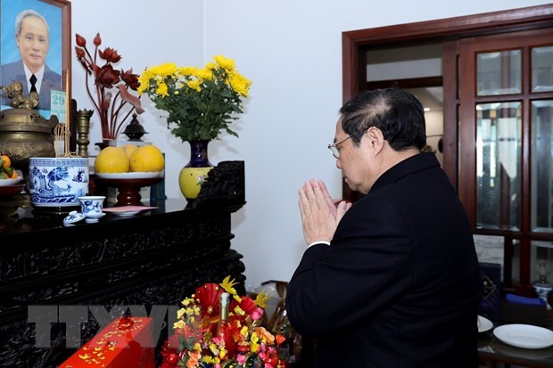 Премьер-министр Фам Минь Тинь воскурил благовония в память о премьер-министре Фам Ван Донге и генерале армии Во Нгуен Зяпе  - ảnh 2