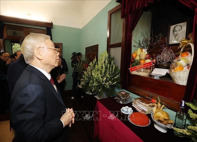 Генсек ЦК КПВ Нгуен Фу Чонг воскурил благовония в память о президенте Хо Ши Мине  - ảnh 1