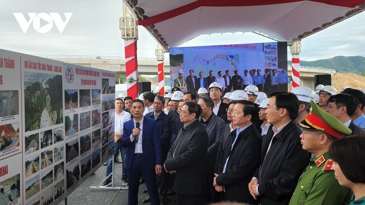 Премьер-министр Фам Минь Тинь проверил ход реализации высокоскоростной автомагистрали Нячанг-Камлам - ảnh 1