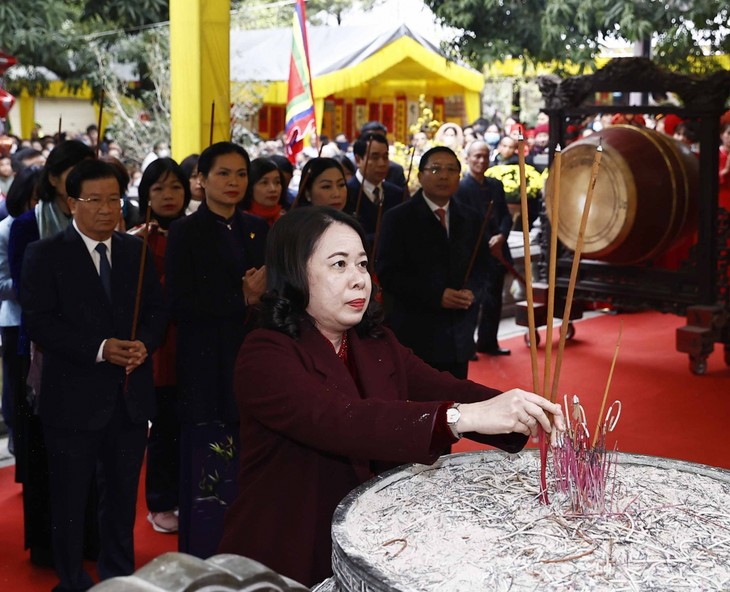Врио президента Во Тхи Ань Суан приняла участие в церемонии празднования 1983-й годовщины восстания, возглавленного сёстрами Чынг - ảnh 1