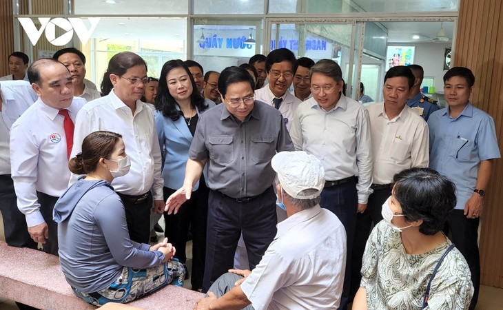 Премьер-министр Фам Минь Тинь посетил многопрофильную больницу провинции Кханьхоа и детскую деревню SOS в городе Нячанг - ảnh 1