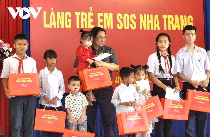 Премьер-министр Фам Минь Тинь посетил многопрофильную больницу провинции Кханьхоа и детскую деревню SOS в городе Нячанг - ảnh 2