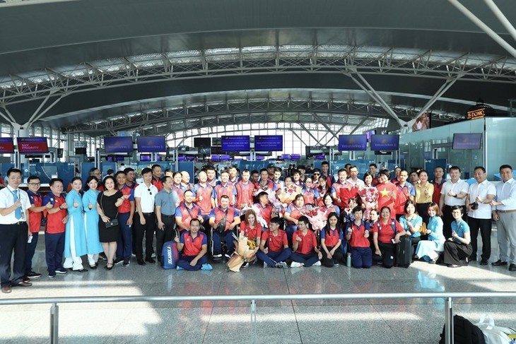 Вьетнамская делегация отправилась в Камбоджу на 12-е паралимпийские игры - ảnh 1