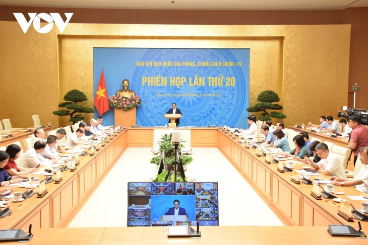 Премьер-министр Фам Минь Тинь: на данный момент наша страна ответила критериям перевода ситуации с коронавирусом из группы А в группу Б - ảnh 1