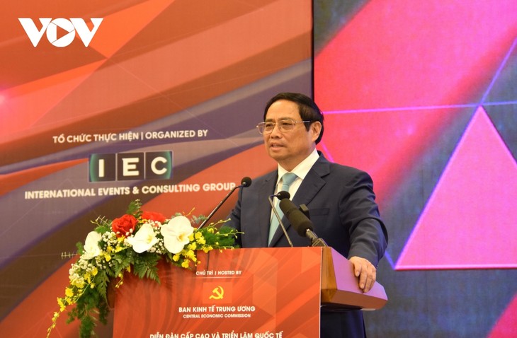 Премьер-министр Фам Минь Тинь: воплощение стремления в конкретные действия в деле цифровой трансформации, содействия индустриализации и модернизации - ảnh 1