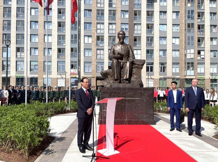 В Петербурге открыли памятник президенту Хо Ши Мину - ảnh 1