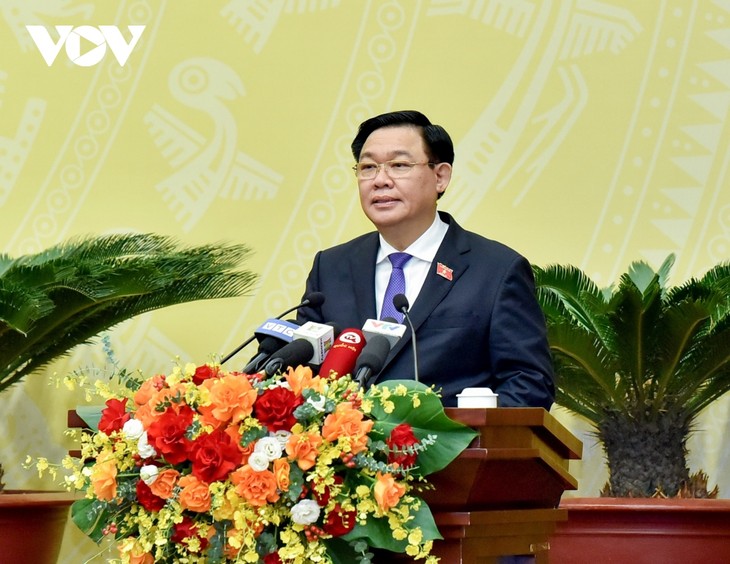 Председатель Нацсобрания Выонг Динь Хюэ: необходимо развивать Ханой равномерно, всесторонне и устойчиво - ảnh 1