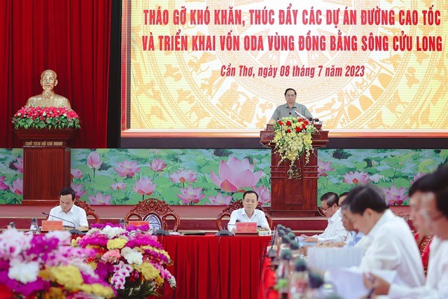 Премьер-министр Фам Минь Тинь председательствовал на конференции по устранению трудностей для эффективной реализации проектов строительства высокоскоростной автомагистрали в дельте реки Меконг - ảnh 1