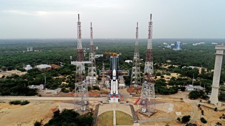 Индия успешно запустила исследовательскую миссию к Луне - ảnh 1