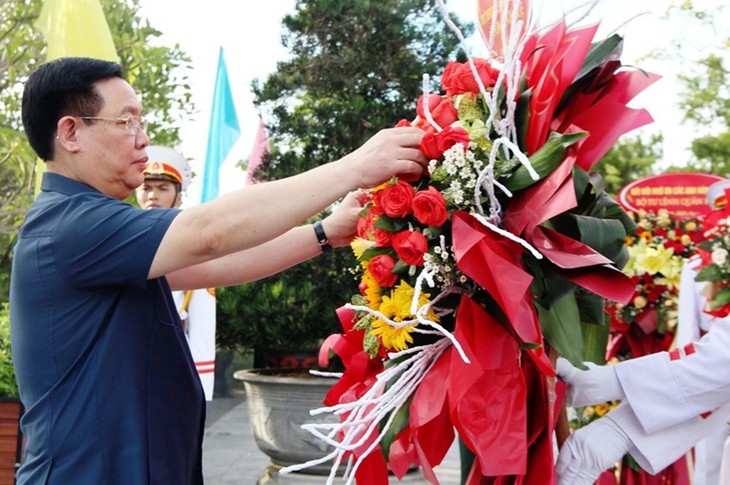 Председатель Нацсобрания Выонг Динь Хюэ возложил венок в память о павших фронтовиках в провинции Тхыатхиен-Хюэ - ảnh 1