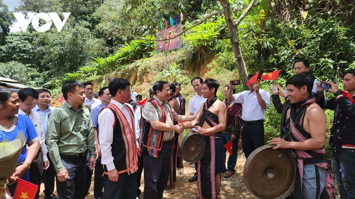 Премьер-министр Фам Минь Тинь проверил ход реализации основных проектов социально-экономического развития в провинции Контум - ảnh 1