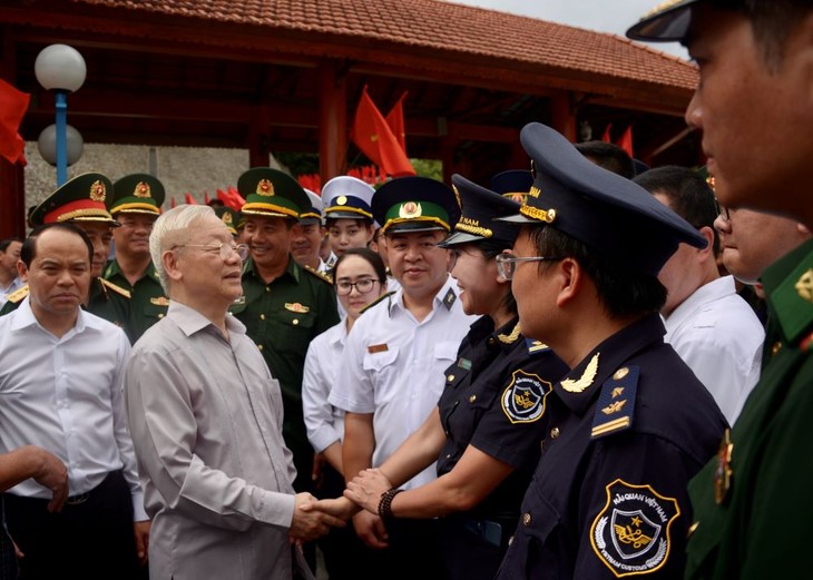 Генсек ЦК КПВ Нгуен Фу Чонг посетил международный КПП “Дружба” в провинции Лангшон - ảnh 1