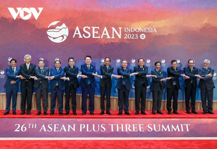 Премьер-министр Фам Минь Тинь принял участие в 26-м саммите АСЕАН+3, саммите АСЕАН-США и саммите АСЕАН-Канада - ảnh 1