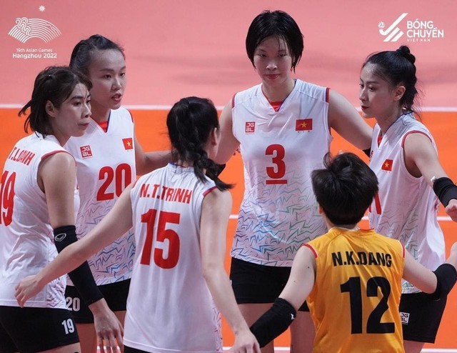 Впервые сборная Вьетнама по волейболу почти наверняка выиграет билет в полуфинал - ảnh 1