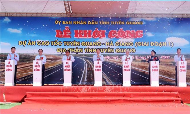 Вице-премьер Ле Минь Кхай объявил о начале строительства высокоскоростной автомагистрали Туенкуанг-Хазянг   ​ - ảnh 1
