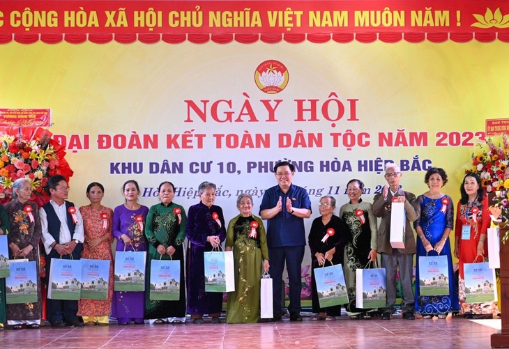 Председатель Нацсобрания Выонг Динь Хюэ принял участие в празднике всенародного единства в городе Дананге  - ảnh 1