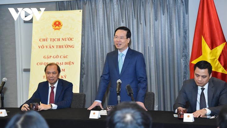 Президент Во Ван Тхыонг провёл встречу с руководителями и сотрудниками представительств Вьетнама в США - ảnh 1