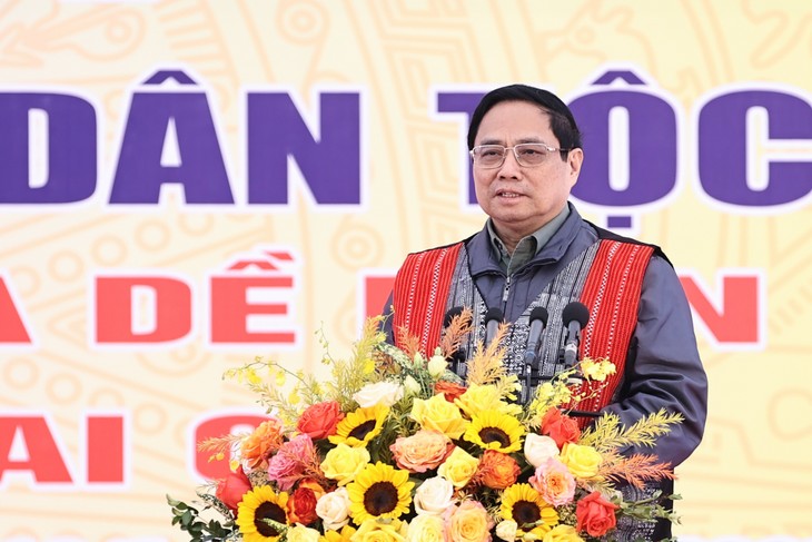 Премьер-министр Фам Минь Тинь принял участие в Празднике всенародного единства в общине Садэфин уезда Синхо провинции Лайтяу - ảnh 1
