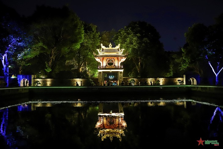 Прославление ума вьетнамского народа через ночной тур по храму культуры Ванмиеу-Куоктызям - ảnh 1