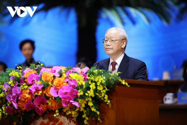 Генсек ЦК КПВ Нгуен Фу Чонг: Профсоюзы Вьетнама должны стремиться к дальнейшему развитию и быть преданными Партии и рабочему классу - ảnh 1