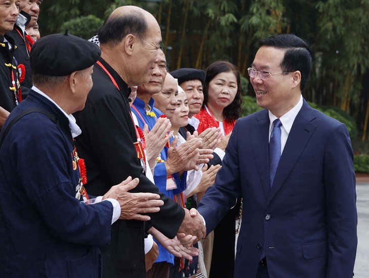 Президент Во Ван Тхыонг провёл встречу с делегациями авторитетных представителей нацменьшинств  - ảnh 1