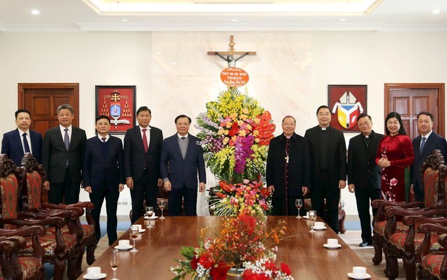 Руководители районов и местностей поздравили католиков с наступающим Рождеством 2023  - ảnh 1
