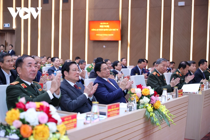  Премьер-министр Фам Минь Тинь принял участие в 79-й всереспубликанской конференции сил общественной безопасности  - ảnh 1