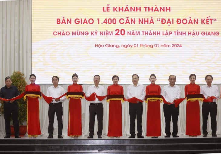 Президент Во Ван Тхыонг принял участие в церемонии передачи 1400 благотворительных домов малоимущим семьям в провинции Хаузянг - ảnh 1