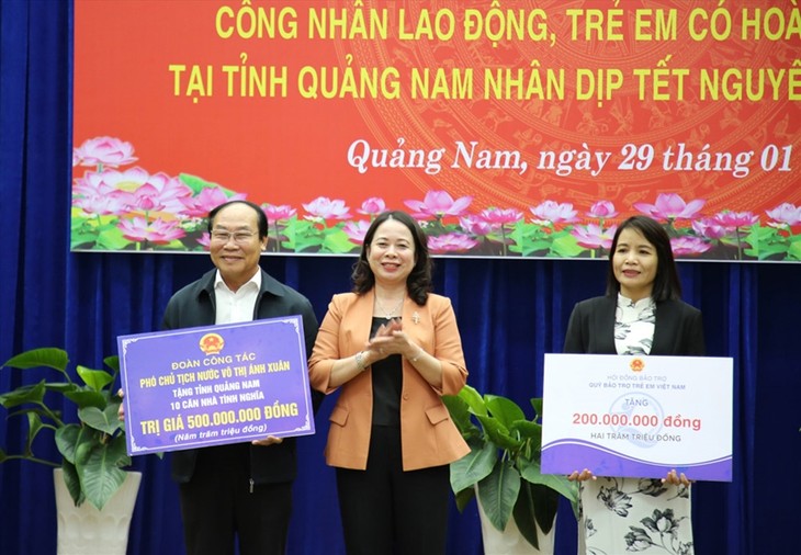 Вице-президент Во Тхи Ань Суан навестила семьи льготной категории в провинции Куангнам  - ảnh 1
