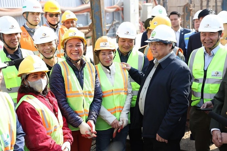 Премьер-министр Фам Минь Тинь поздравил с Тэтом инженеров и рабочих, осуществляющих проект строительства городской железнодорожной магистрали №3 от района Нён до Ханойского вокзала - ảnh 1
