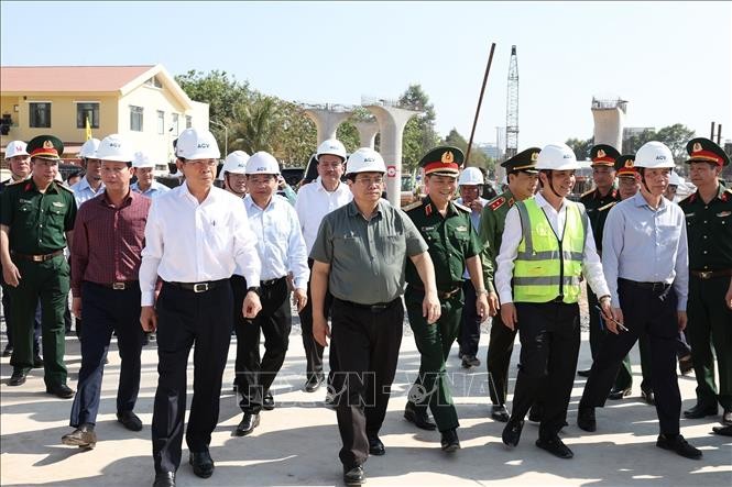 Премьер-министр Фам Минь Тинь проверил ход реализации проекта строительства терминала Т3 международного аэропорта Таншоннят - ảnh 1