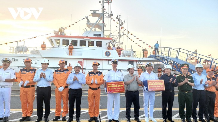 Премьер-министр Фам Минь Тинь принял участие в церемонии встречи международного грузового суда в международном порту Танканг-Каймэп - ảnh 1