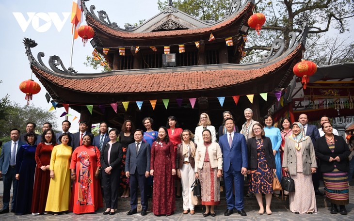 Вице-президент Во Тхи Ань Суан встретилась с женщинами-послами и главами представительств международных организаций во Вьетнаме  - ảnh 1
