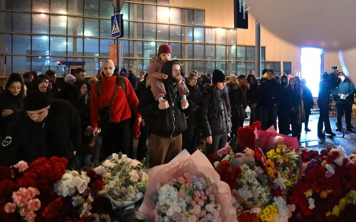 В России начался общенациональный траур по погибшим в «Крокус Сити Холле» - ảnh 1