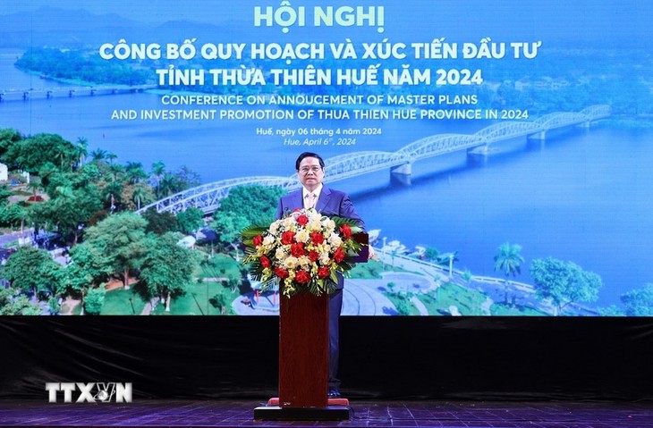 Премьер-министр Фам Минь Тинь принял участие в конференции по обнародованию проекта планирования и продвижения инвестиций в провинцию Тхыатхиен-Хюэ - ảnh 1