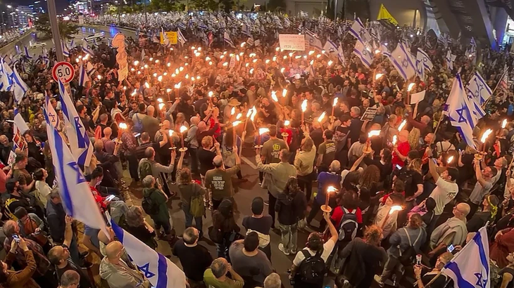 В Израиле прошла новая волна массовых акций, требующих от правительства заключить сделку по освобождению заложников - ảnh 1