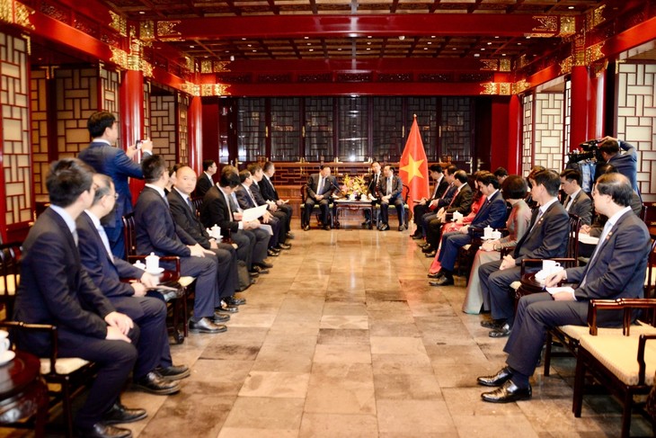 Председатель Нацсобрания Выонг Динь Хюэ принял руководителей крупных корпораций Китая - ảnh 1