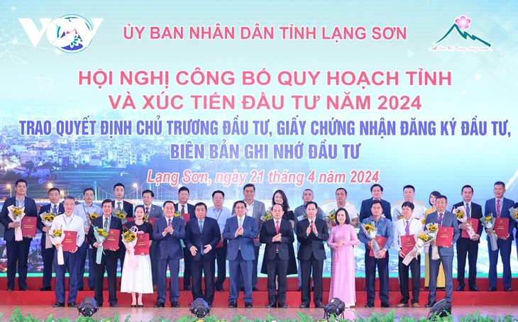 Премьер-министр Фам Минь Тинь принял участие в конференции по обнародованию проекта планирования провинции Лангшон и продвижения инвестиций в эту провинцию - ảnh 1