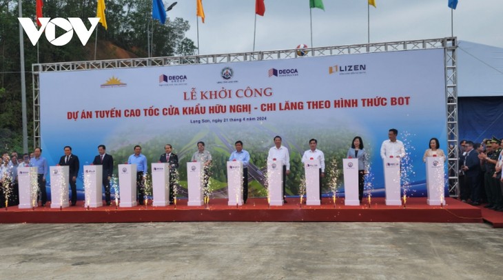Премьер-министр Фам Минь Тинь принял участие в церемонии закладки фундамента высокоскоростной автомагистрали Хыунги - Чиланг - ảnh 1